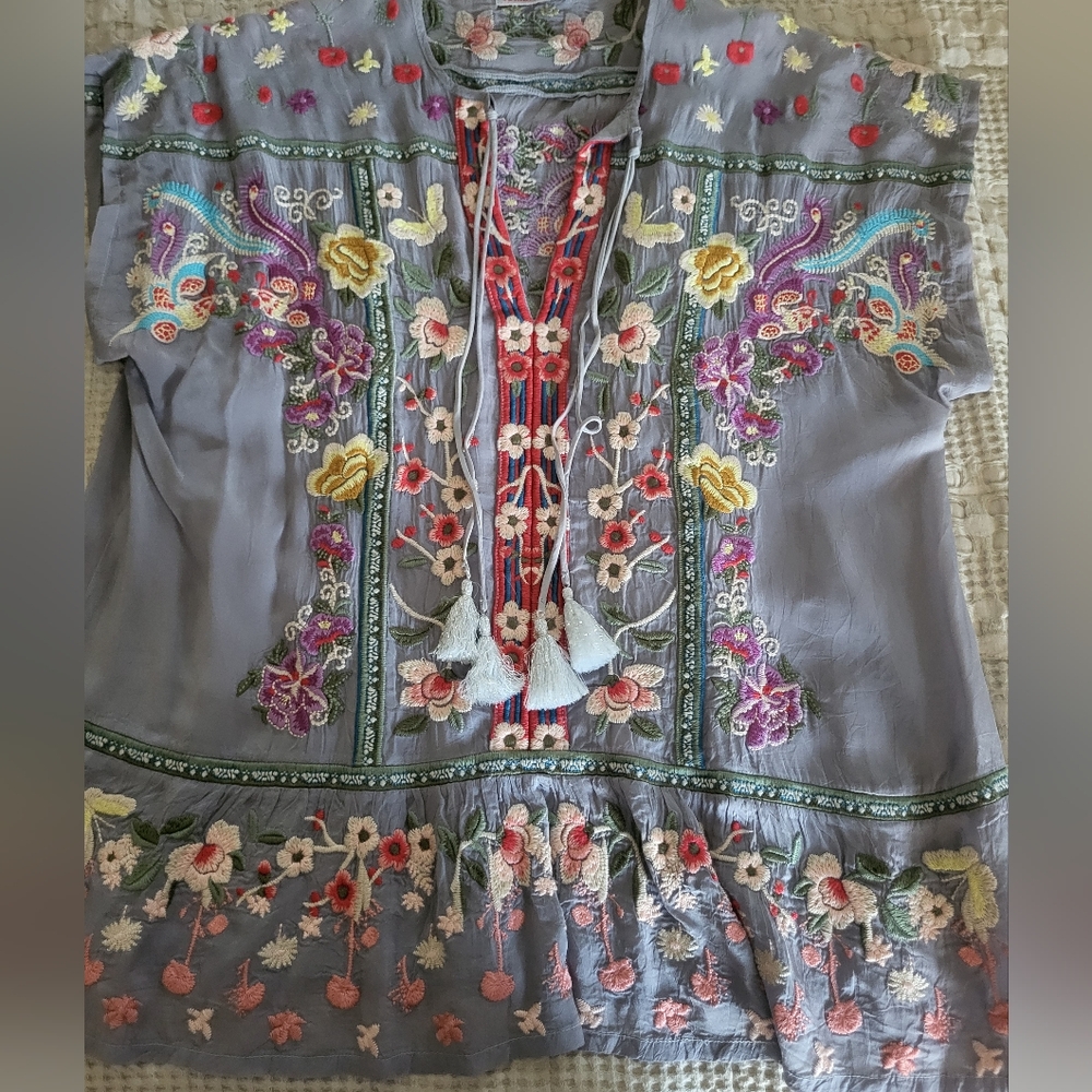JOHNNY WAS - Stunning Embroidered Floral Gray Top
